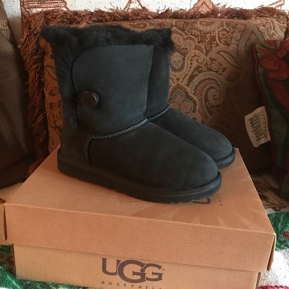 Authentic Bailey Button Uggs Size 2